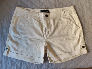 Pantalón corto beige mujer.