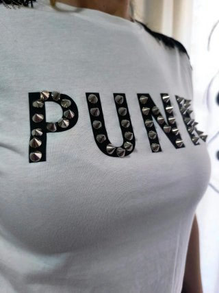 Camiseta Blanca Estilo Punk con Tachuelas