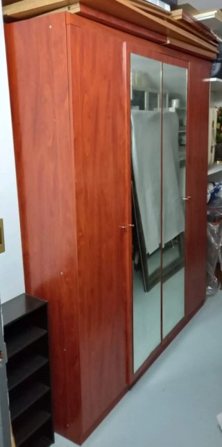 Armario de madera con puertas de espejo en Vitoria