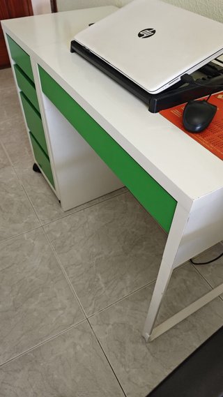 Escritorio con Cajonera y Silla