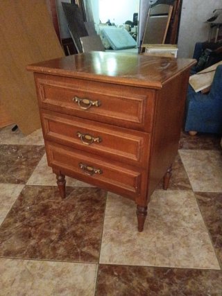 Mesita de noche antigua de madera
