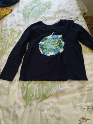 Camiseta azul con estampado