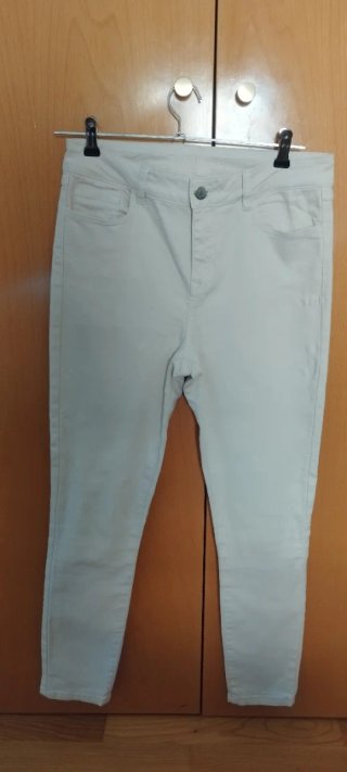 Pantalón beige talla 38