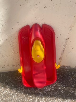 Trineo de plástico rojo y amarillo