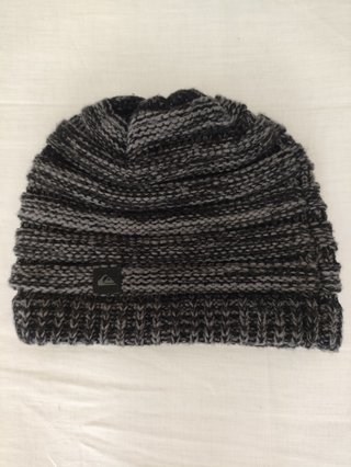 Gorro hombre marca Quiksilver negro y gris