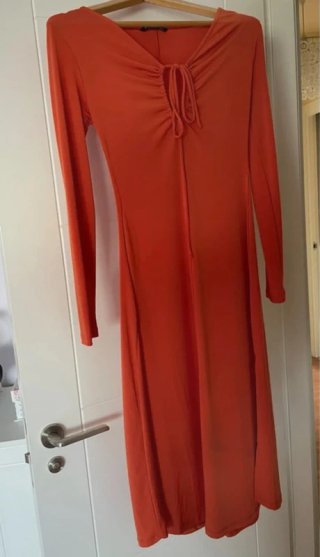 Vestido largo naranja Stradivarius