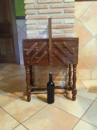 Antiguo costurero o caja de costura de madera.