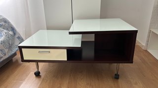 Mesa de centro moderna con ruedas