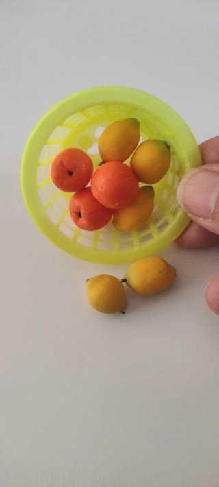 Cesta en miniatura limones y naranjas