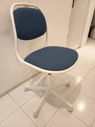 Silla de estudio Ikea azul y blanca