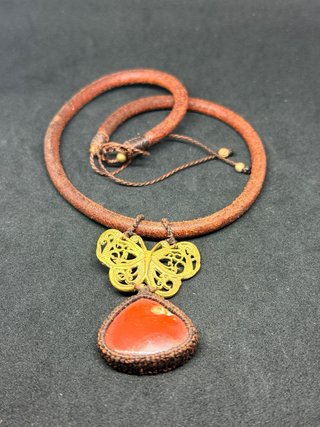 Collar de Jaspe Rojo y Mariposa