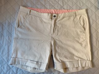 Pantalón corto beige mujer.