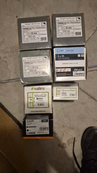 Lote de 7 Cajas de Tornillos y Tacos
