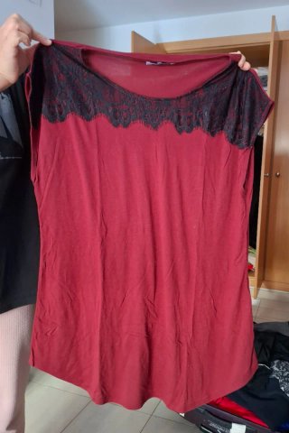Camiseta roja detalle de encaje negro talla Curvy