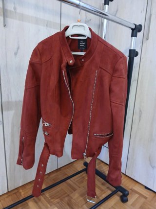 Cazadora corta de antelina roja