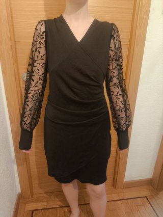 Vestido Negro con Mangas de Encaje