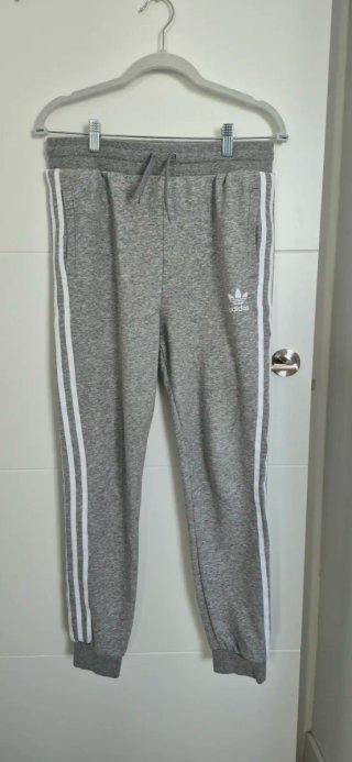 Pantalón Adidas Gris