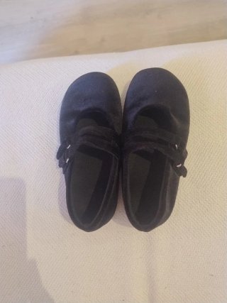 Manoletinas de niña negras, talla 31.
