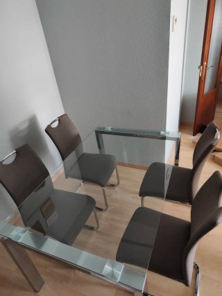 Mesa de cristal con 4 sillas