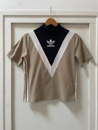 Camiseta Adidas Beige y Negra Talla S chica