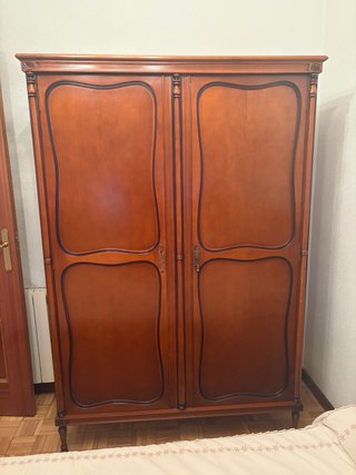 Armario de madera clásico