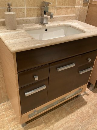 Mueble de baño con lavabo y espejo Griferia