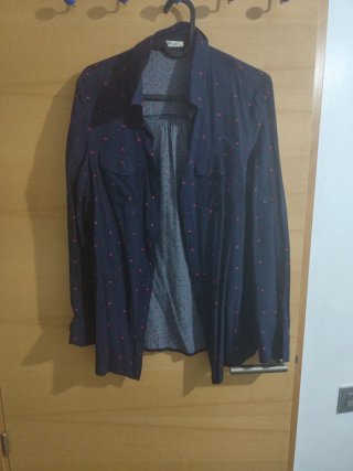 Camisa azul con estampado de corazones