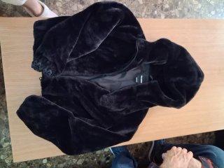 Chaquetón corto de pelo negro Pull&Bear