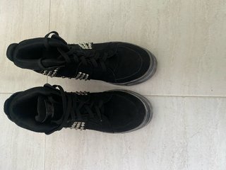 Botines con cuña y tachuelas negros
