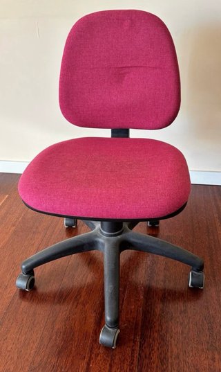 Silla de escritorio giratoria con ruedas.