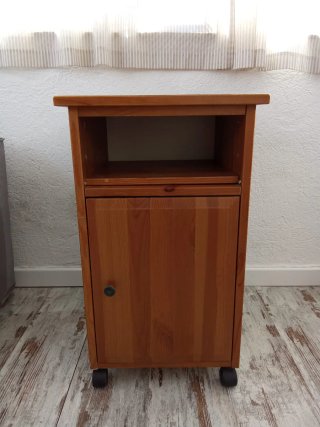 Mesita de noche de madera con ruedas