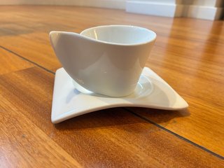 5 tazas de café con 5 platos