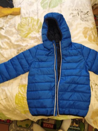 Abrigo acolchado azul con capucha