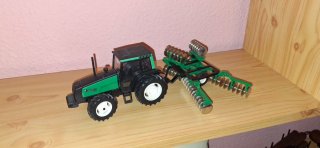 Tractor Valmet con Sembradora,Coleccionista