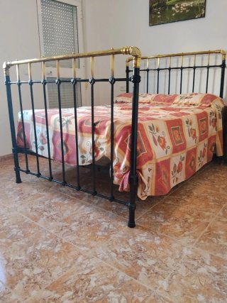 Cama antigua de hierro y latón