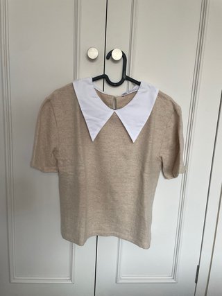 Top Zara beige con cuello blanco