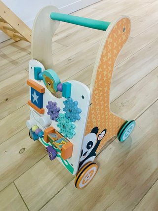 Andador de madera para bebé con actividades