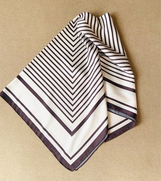 PAÑUELO CON ESTAMPADO GEOMÉTRICO TACTO SEDA