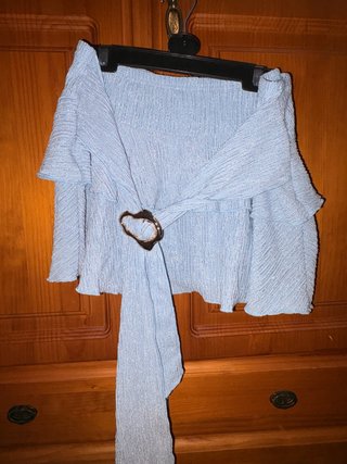 Falda azul cielo con detalle de hebilla
