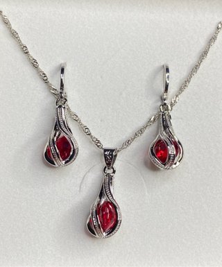 Conjunto de Joyas con Piedras Rojas