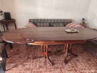 Mesa de comedor ovalada extensible de madera