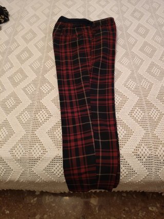 Pantalones de cuadros rojos y negros