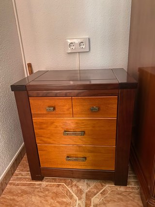 Mesita de noche de madera