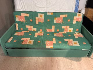 Sofá cama con estampado geométrico