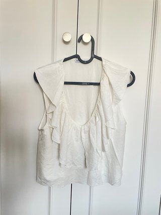 Top blanco Zara con volante