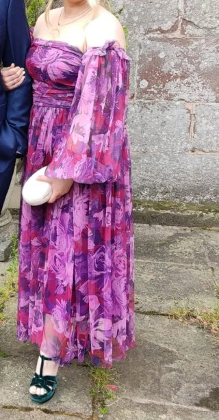 Vestido largo morado con estampado floral