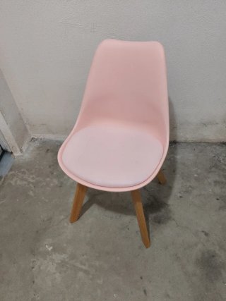 Silla de diseño rosa con patas de madera