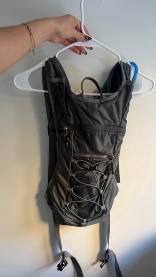 Mochila de hidratación gris