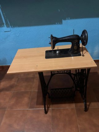 Máquina de coser Singer antigua con pedal