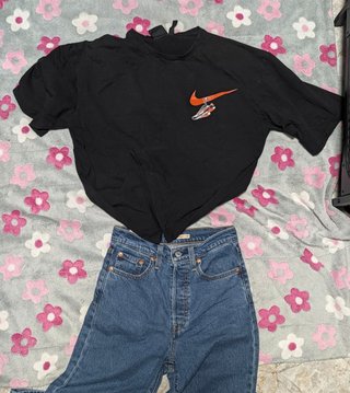 Camiseta Nike negra logo naranja